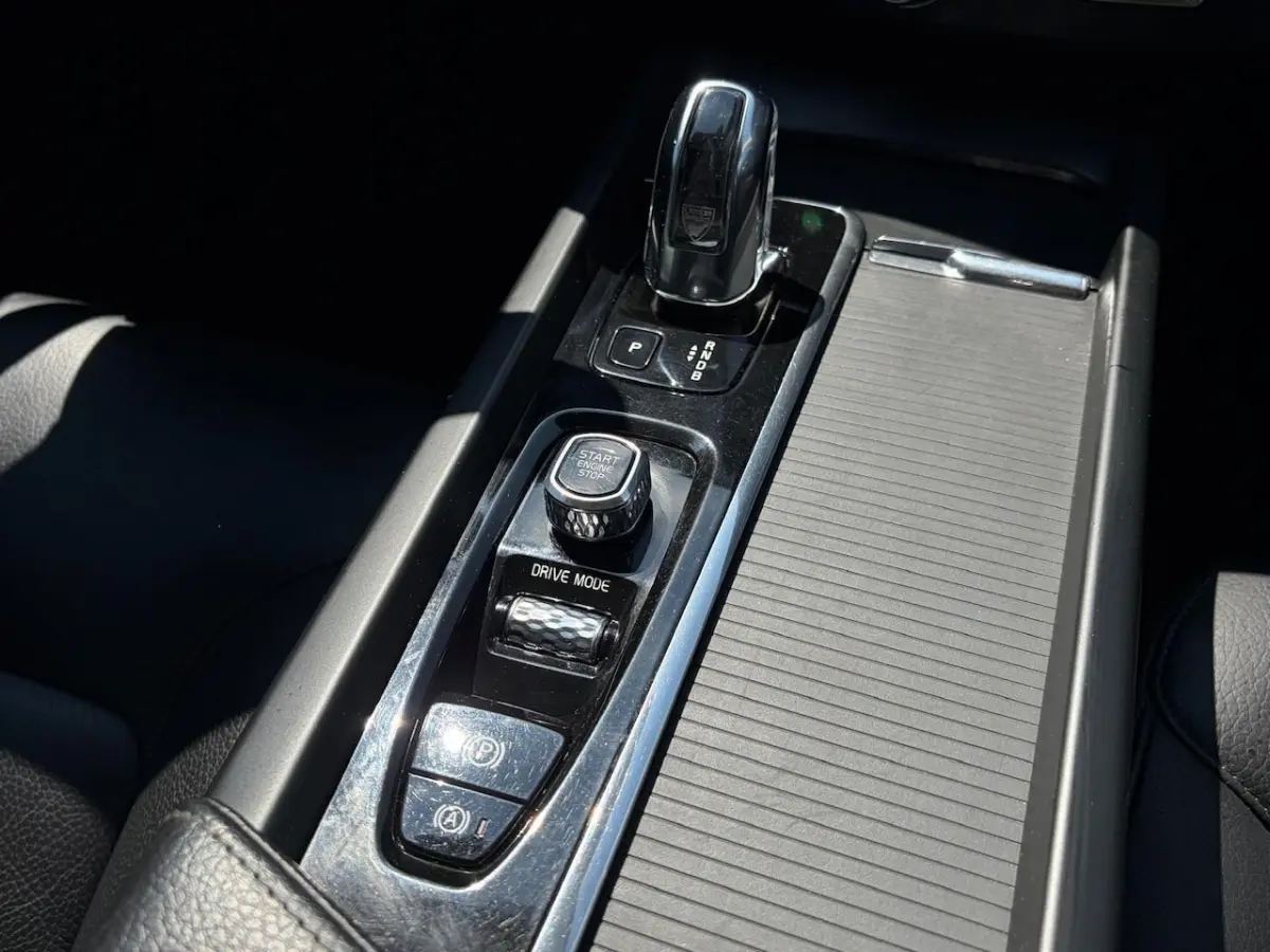 2.0 T8 Twin Engine AWD Momentum LEER - PANO - TREKHAAK
