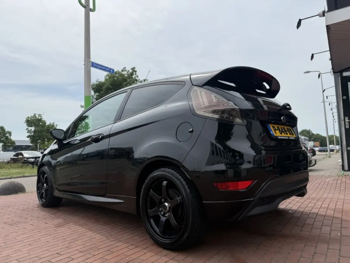1.0 EcoBoost Red/Black Edition 140pk