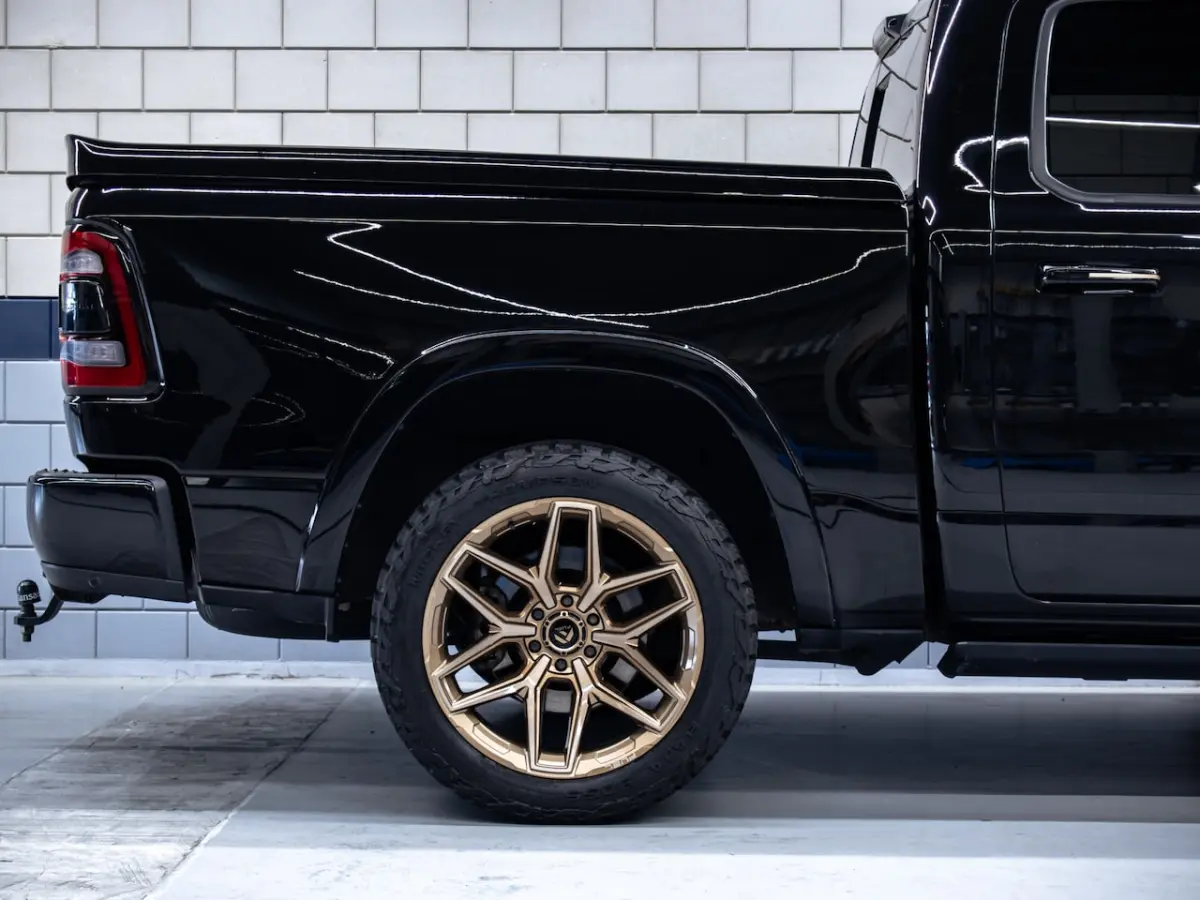 5.7 V8 4x4 Crew Cab Laramie Night | 22" Breedset | Striping