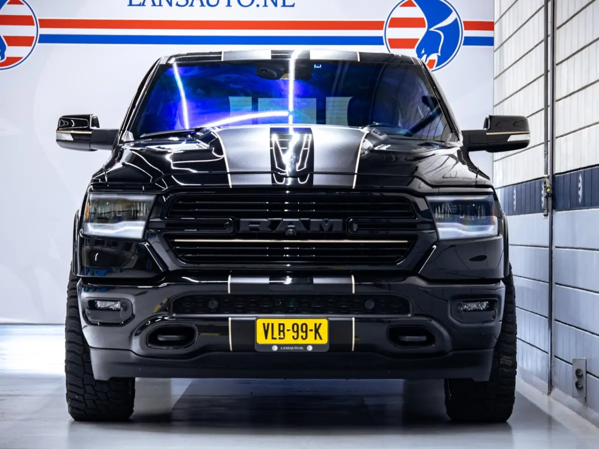 5.7 V8 4x4 Crew Cab Laramie Night | 22" Breedset | Striping