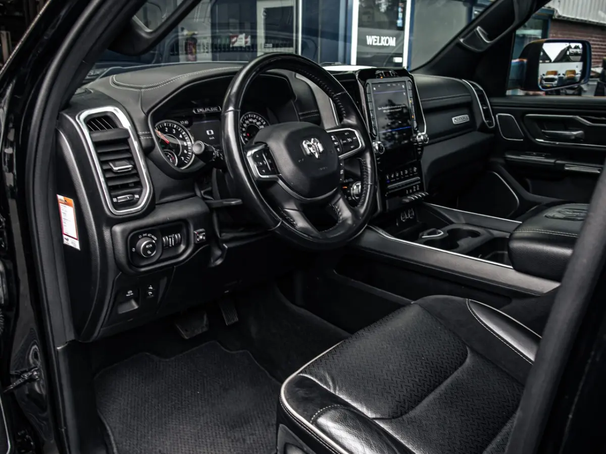 5.7 V8 4x4 Crew Cab Laramie Night | 22" Breedset | Striping