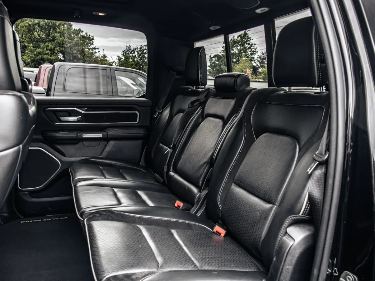 5.7 V8 4x4 Crew Cab Laramie Night | 22" Breedset | Striping