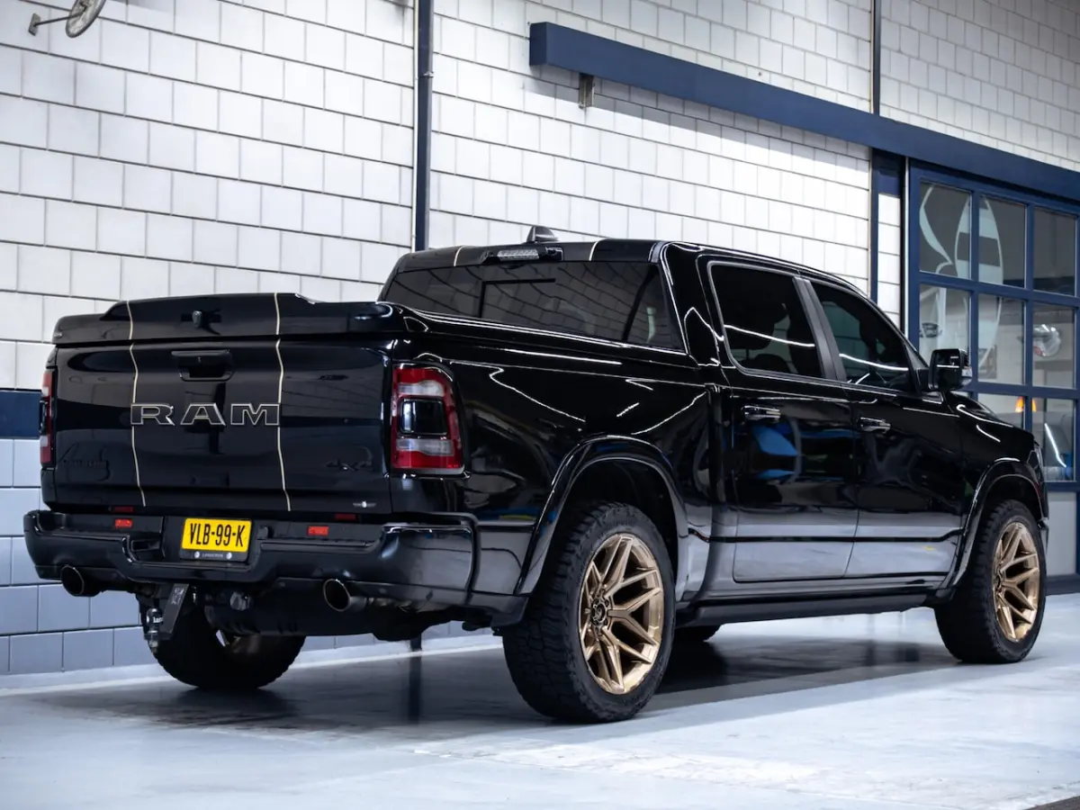 5.7 V8 4x4 Crew Cab Laramie Night | 22" Breedset | Striping