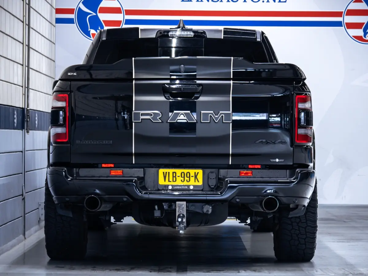 5.7 V8 4x4 Crew Cab Laramie Night | 22" Breedset | Striping