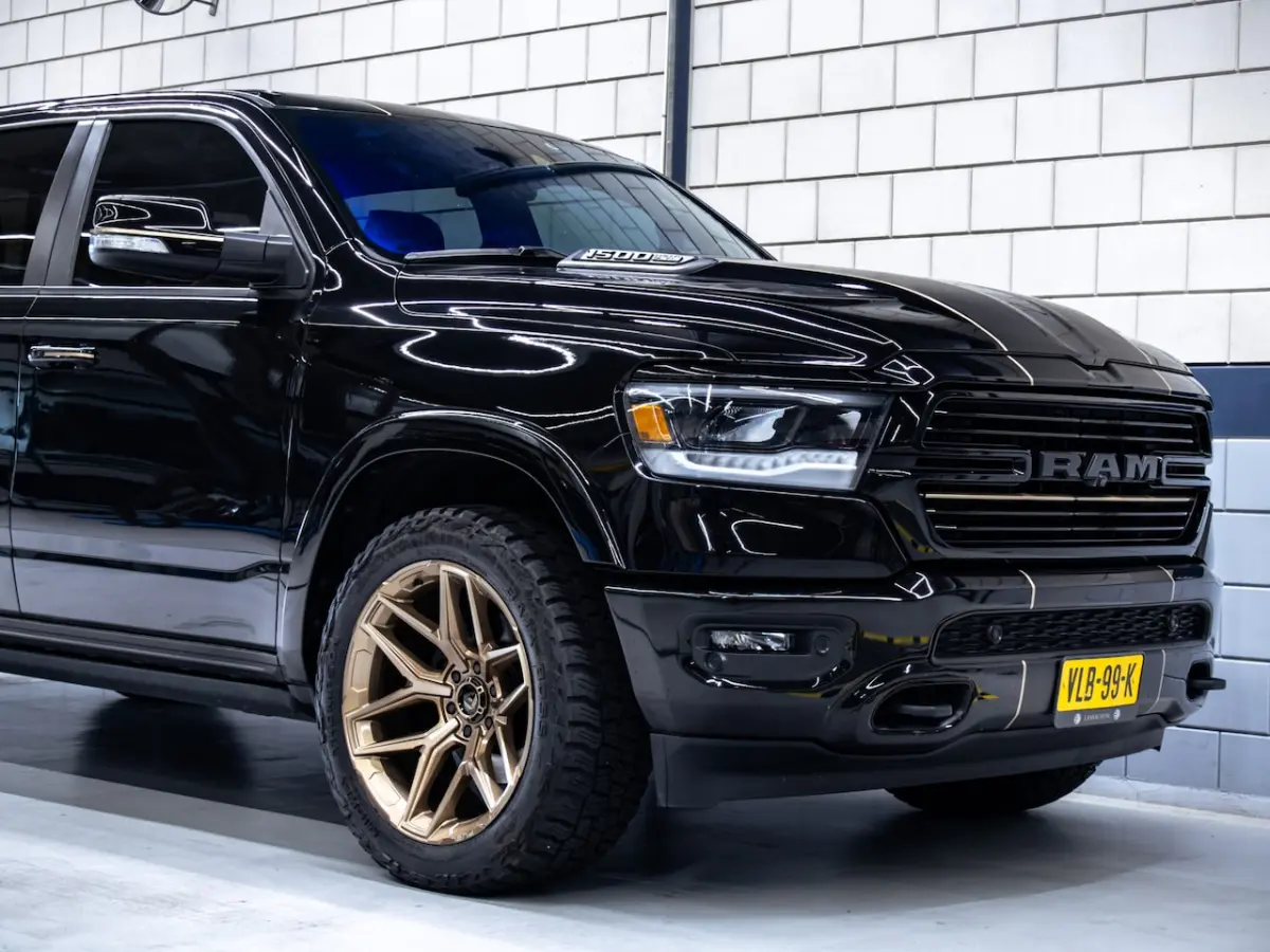 5.7 V8 4x4 Crew Cab Laramie Night | 22" Breedset | Striping