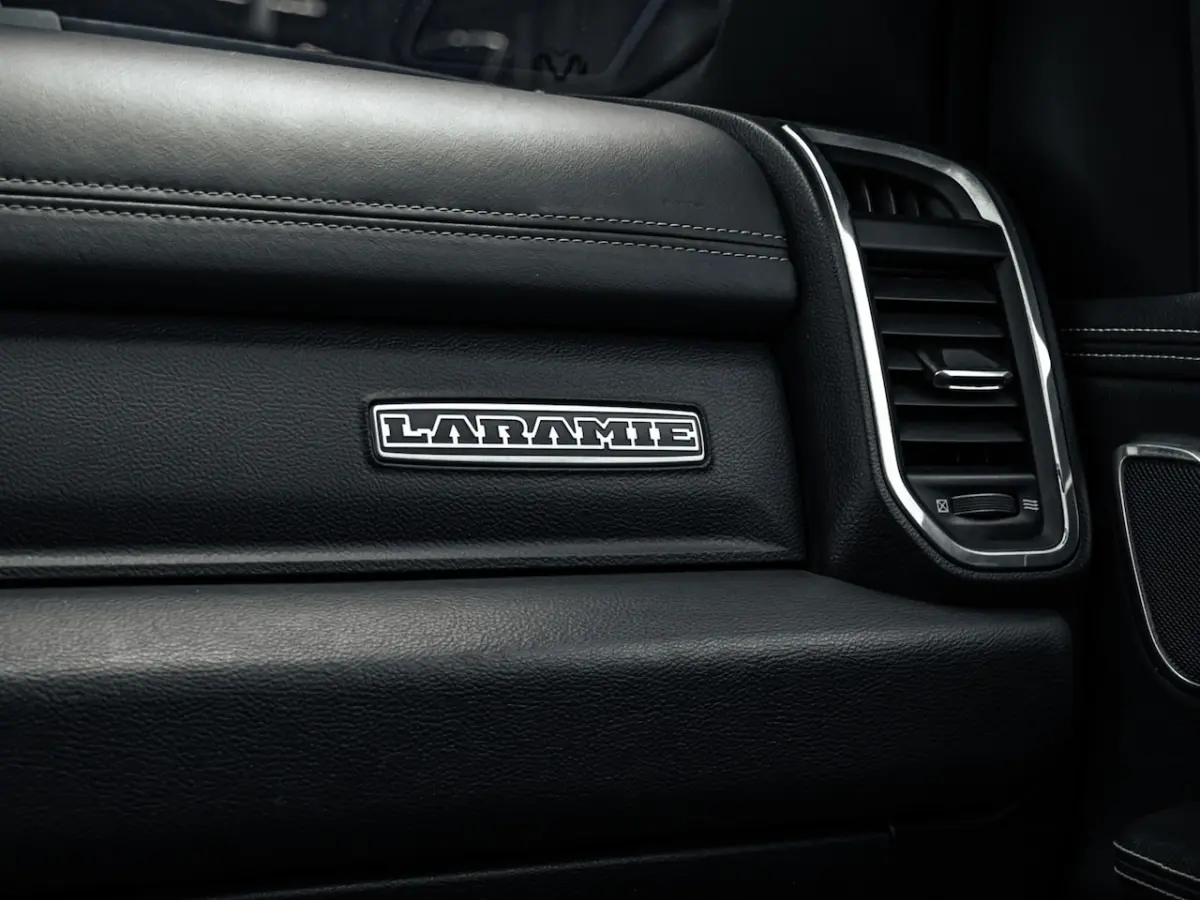 5.7 V8 4x4 Crew Cab Laramie Night | 22" Breedset | Striping