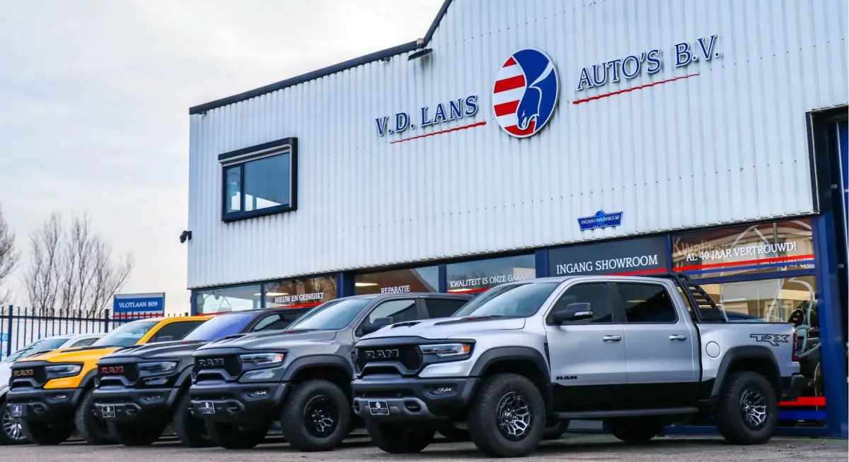 5.7 V8 4x4 Crew Cab Laramie Night | 22" Breedset | Striping