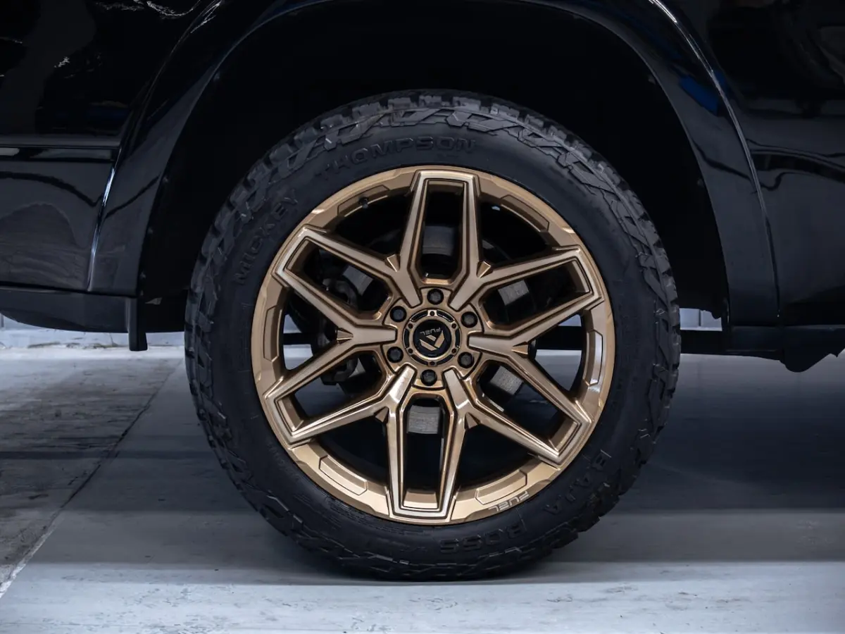 5.7 V8 4x4 Crew Cab Laramie Night | 22" Breedset | Striping