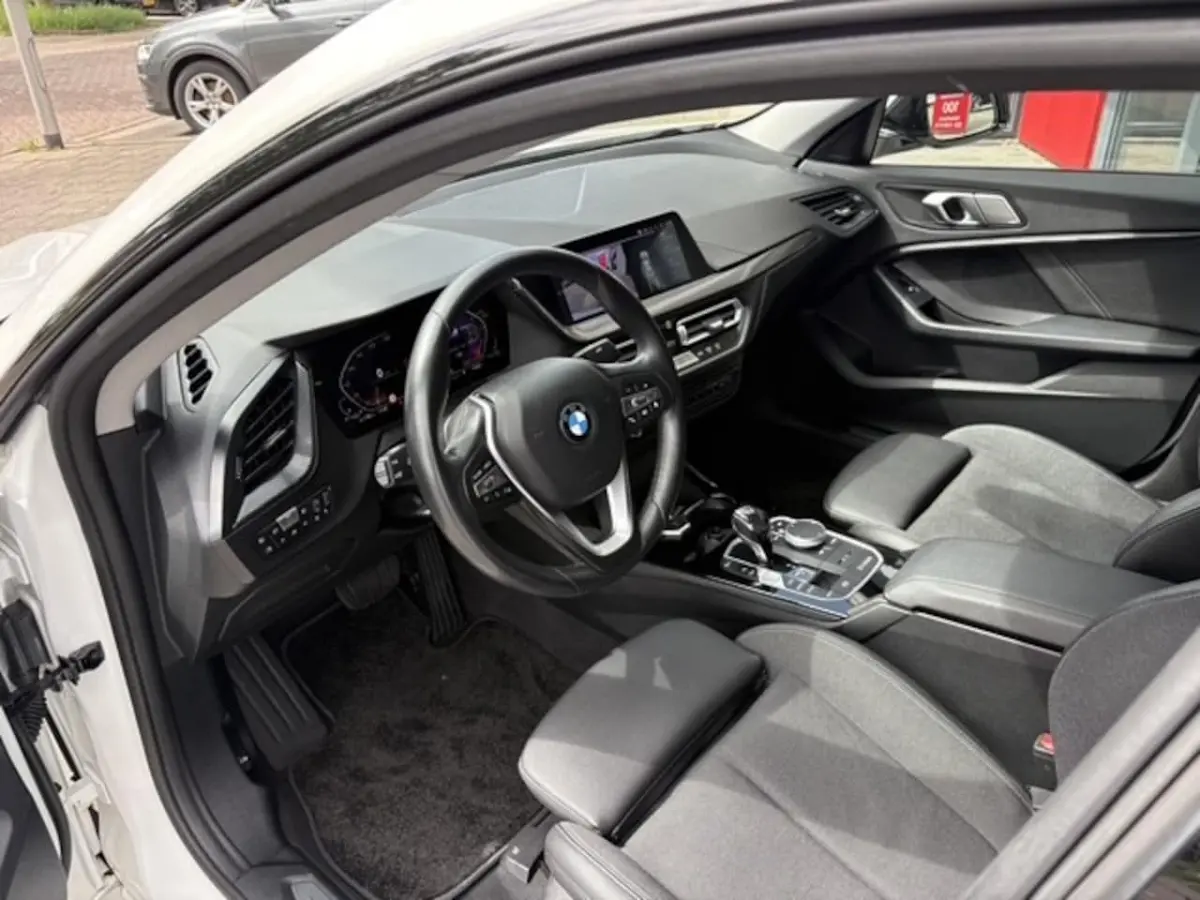 218i Executive Edition | Navi | M-Pakket | Camera | 105.946 km Dealeronderhouden