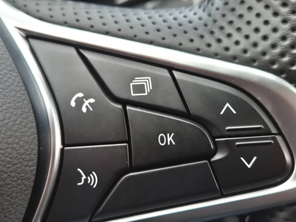 1.6 E-TECH AUT. ENGINEERED PANO-DAK NAVI CAMERA CARPLAY AIRCO LMV PDC