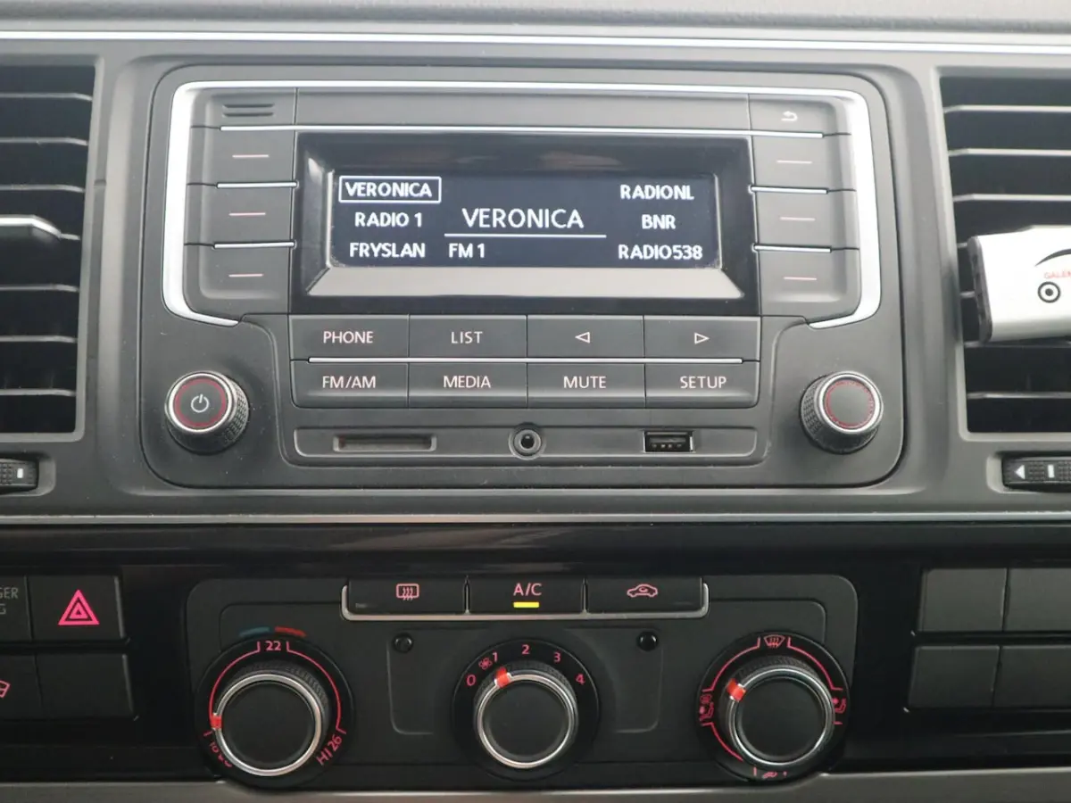 2.0 TDI L2H1 DC Highline PDC / CRUISE / FULL LED / BLUETOOTH / TREKHAAK / NETJES