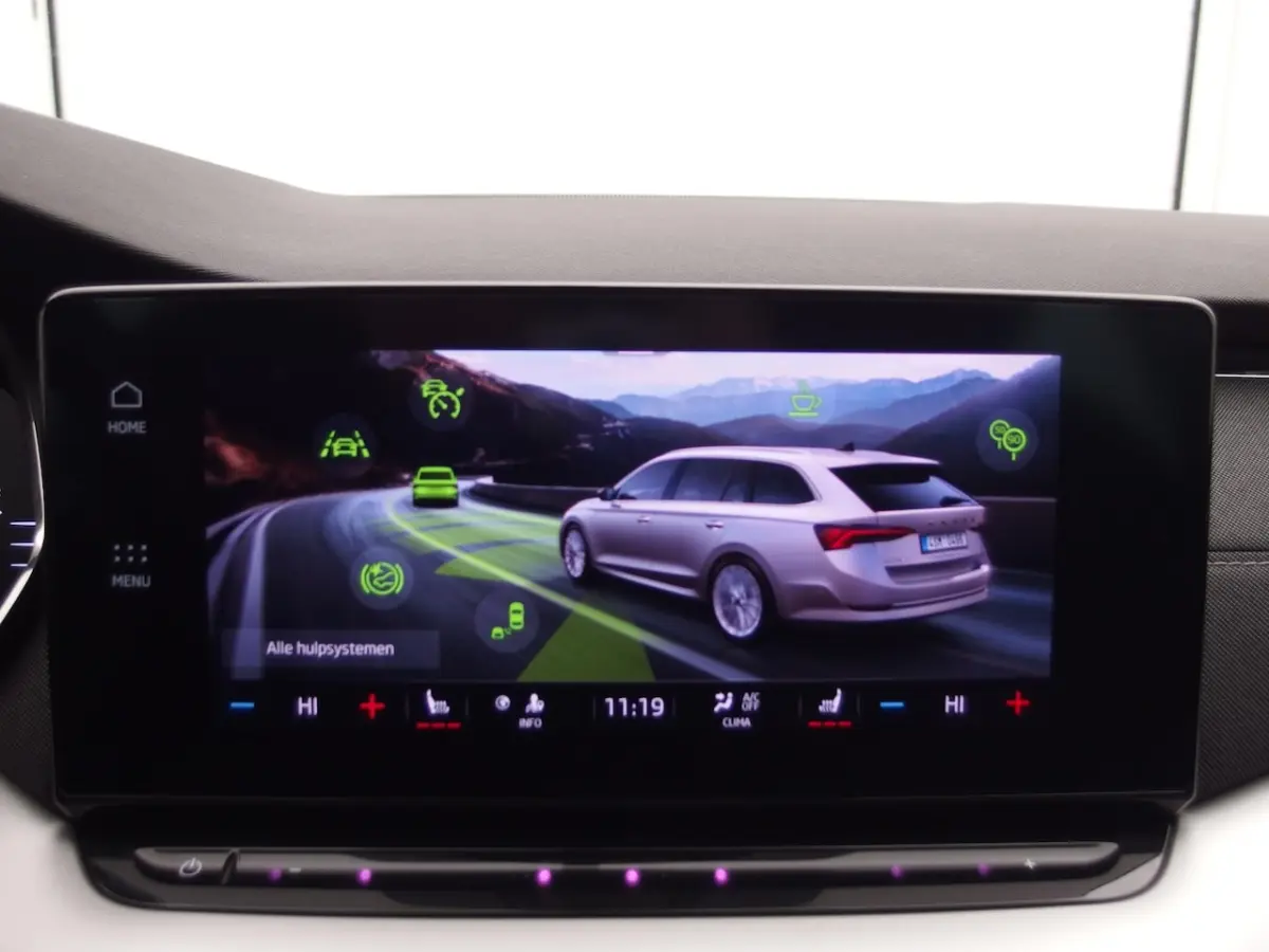 Combi 2.0 TDI AUTOMAAT / FULL LED / KEYLESS / VIRTUAL / CARPLAY / CAMERA / STOELVERW / HEA