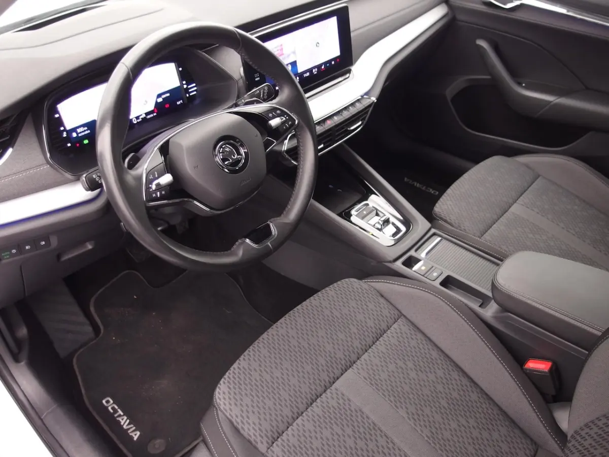 Combi 2.0 TDI AUTOMAAT / FULL LED / KEYLESS / VIRTUAL / CARPLAY / CAMERA / STOELVERW / HEA
