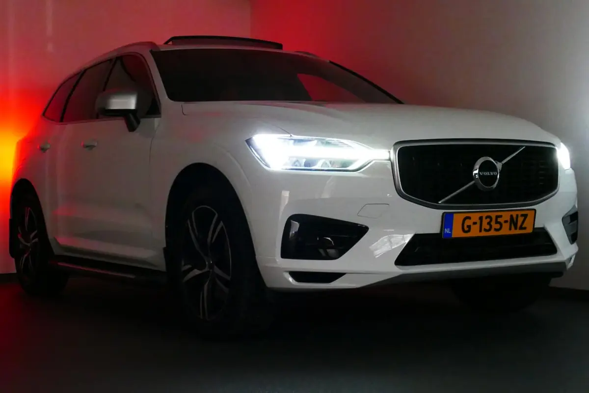 2.0 255pk T5 AWD R-Design. Panodak, Camera, Leer/Alcantara, 19"LMV, Haak 2400kg