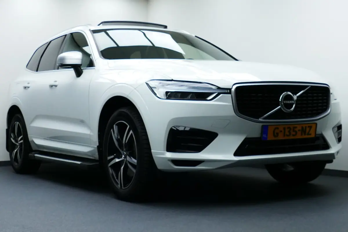 2.0 255pk T5 AWD R-Design. Panodak, Camera, Leer/Alcantara, 19"LMV, Haak 2400kg
