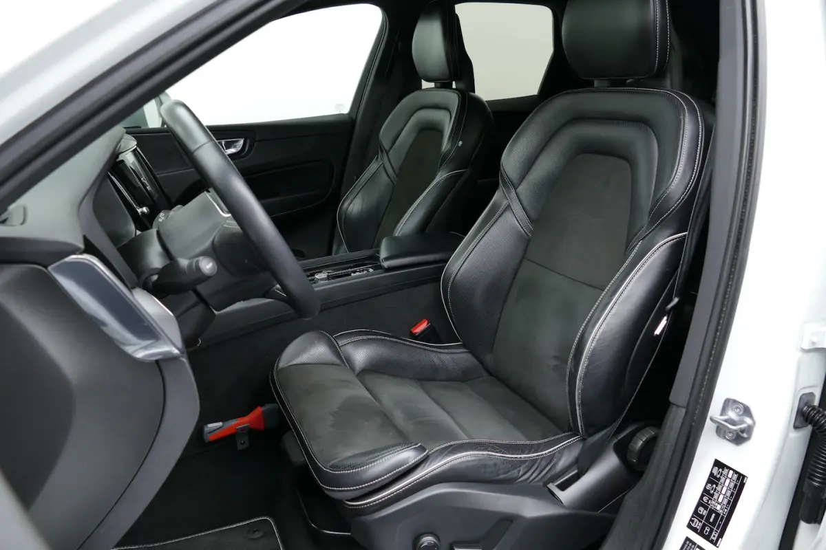 2.0 255pk T5 AWD R-Design. Panodak, Camera, Leer/Alcantara, 19"LMV, Haak 2400kg