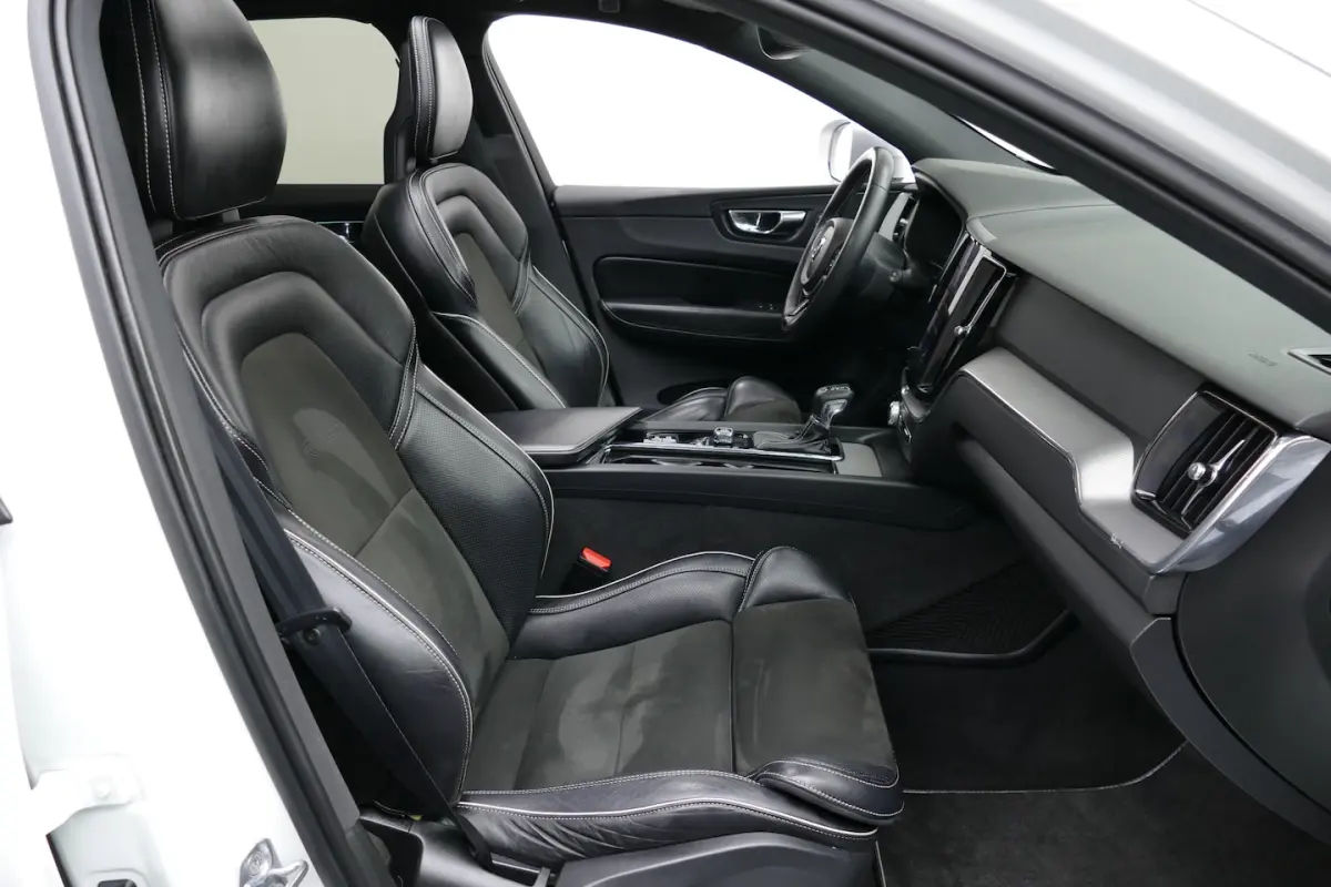 2.0 255pk T5 AWD R-Design. Panodak, Camera, Leer/Alcantara, 19"LMV, Haak 2400kg