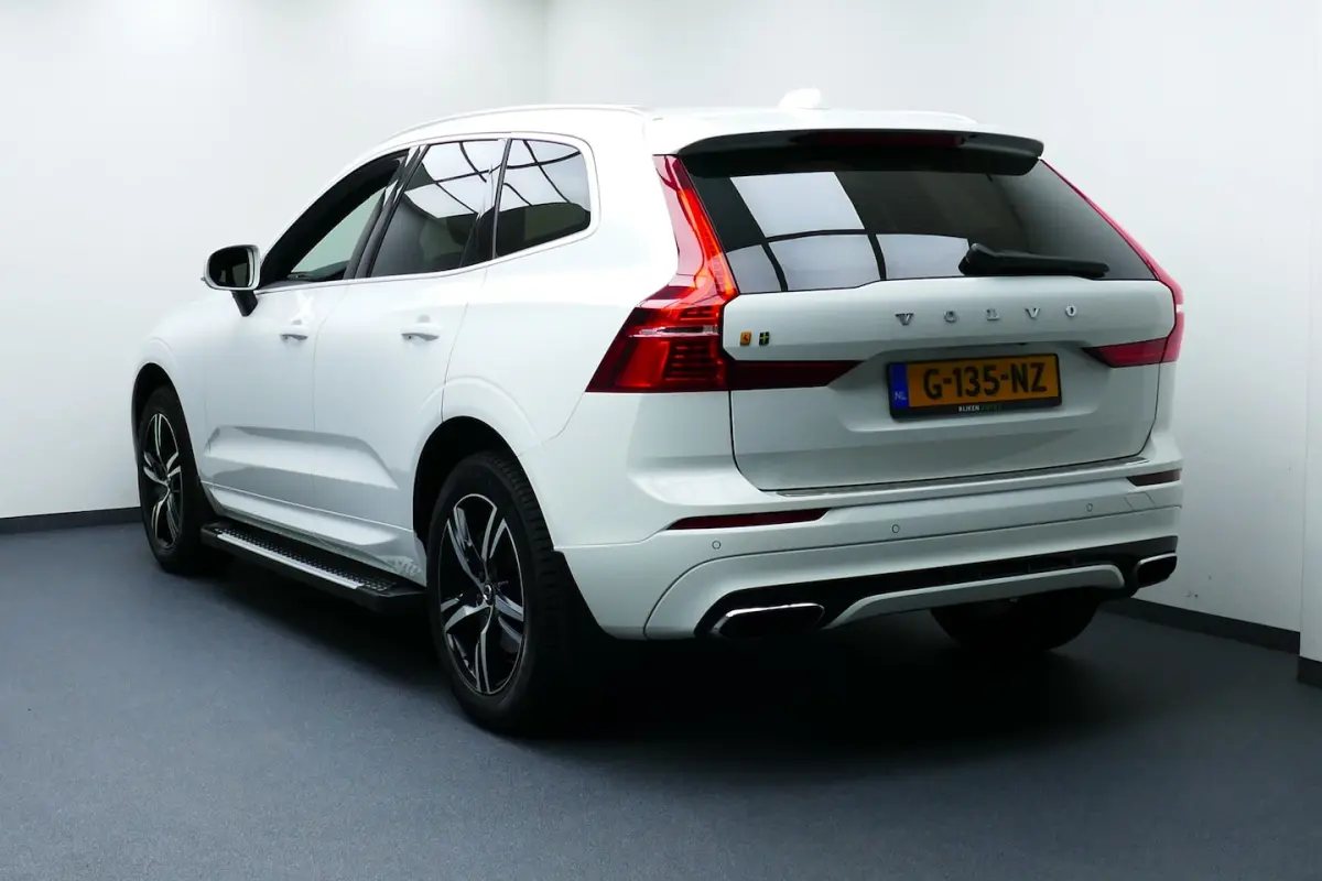 2.0 255pk T5 AWD R-Design. Panodak, Camera, Leer/Alcantara, 19"LMV, Haak 2400kg