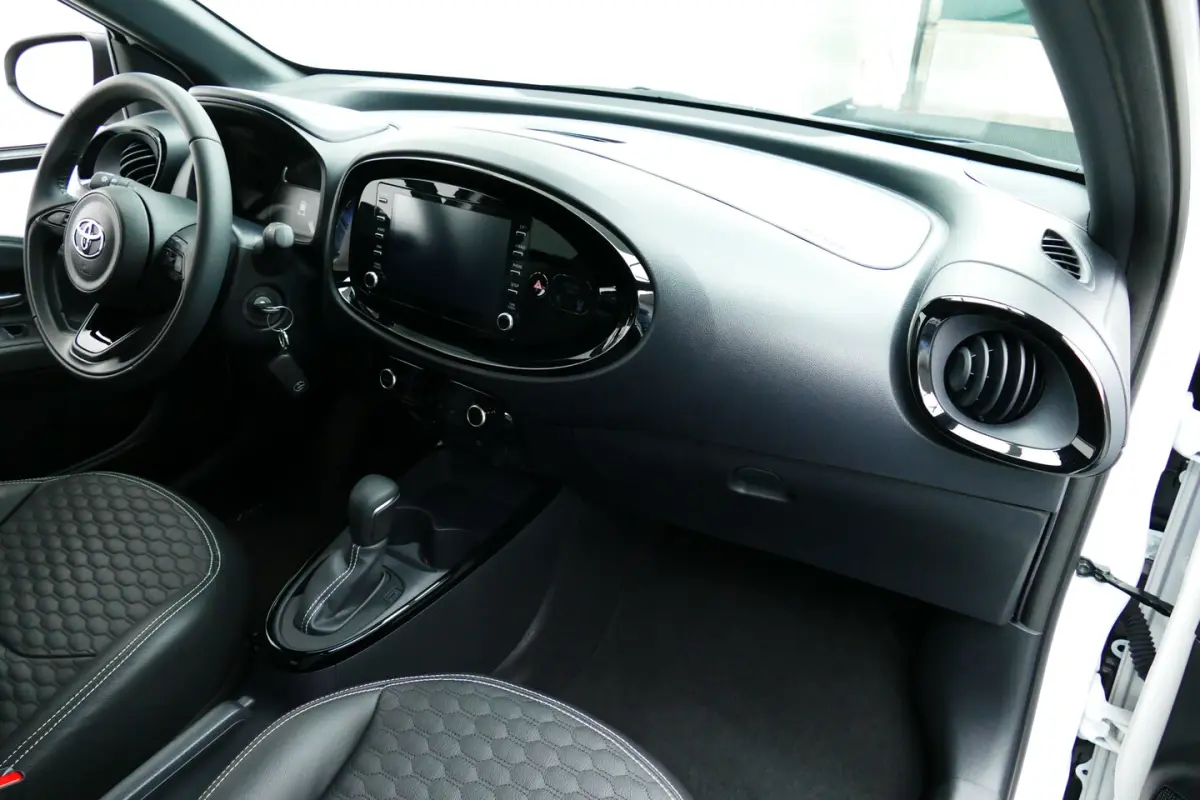 1.0 VVT-i S-CVT Pulse 1-Eig 9300km. Bi Tone, Camera, Leer, Clima, Adap Cruise, 17"LMV