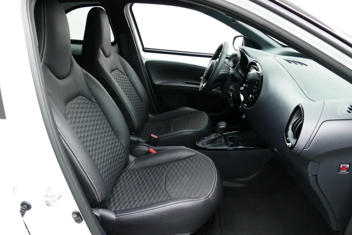 1.0 VVT-i S-CVT Pulse 1-Eig 9300km. Bi Tone, Camera, Leer, Clima, Adap Cruise, 17"LMV