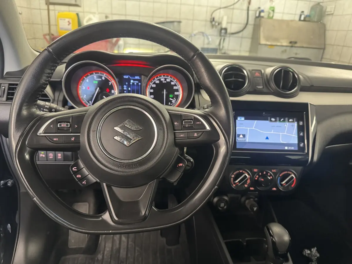 1.2 Style Smart Hybrid // NAVI // CAMERA // STOELVERWARMING // ADAPTIVE CRUISE // AIRCO //