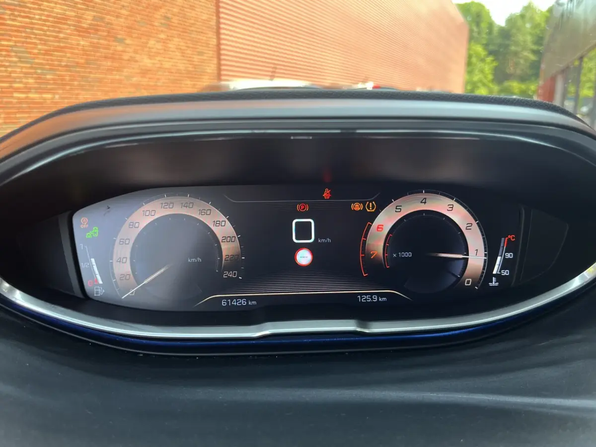 1.2 PureTech GT Line // DODEHOEK // HALF LEDER // CAMERA+SENSOREN // NAVI+CARPLAY // LED /