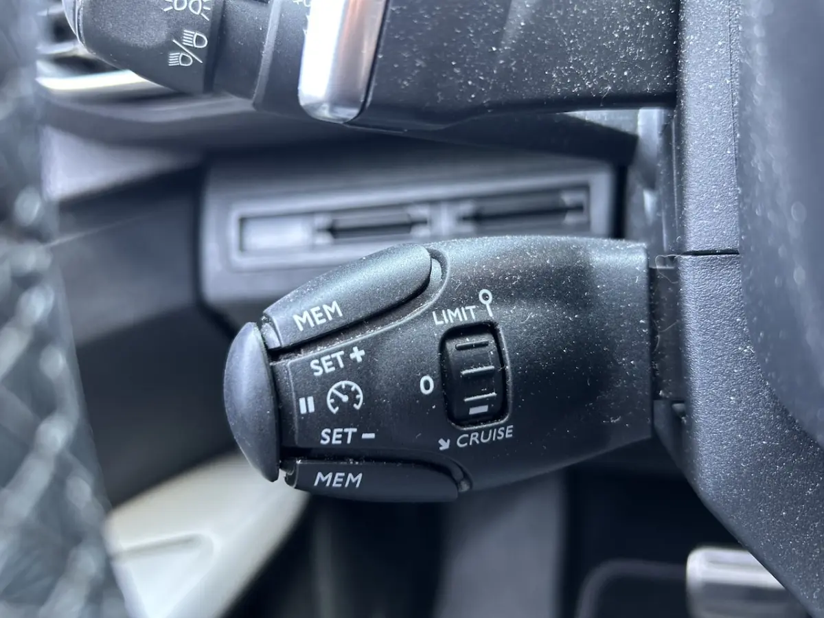 1.2 PureTech PremiÃ¨re // LED // FOCAL AUDIO // HALF-LEDER // APPLE CARPLAY / ANDROID AUTO