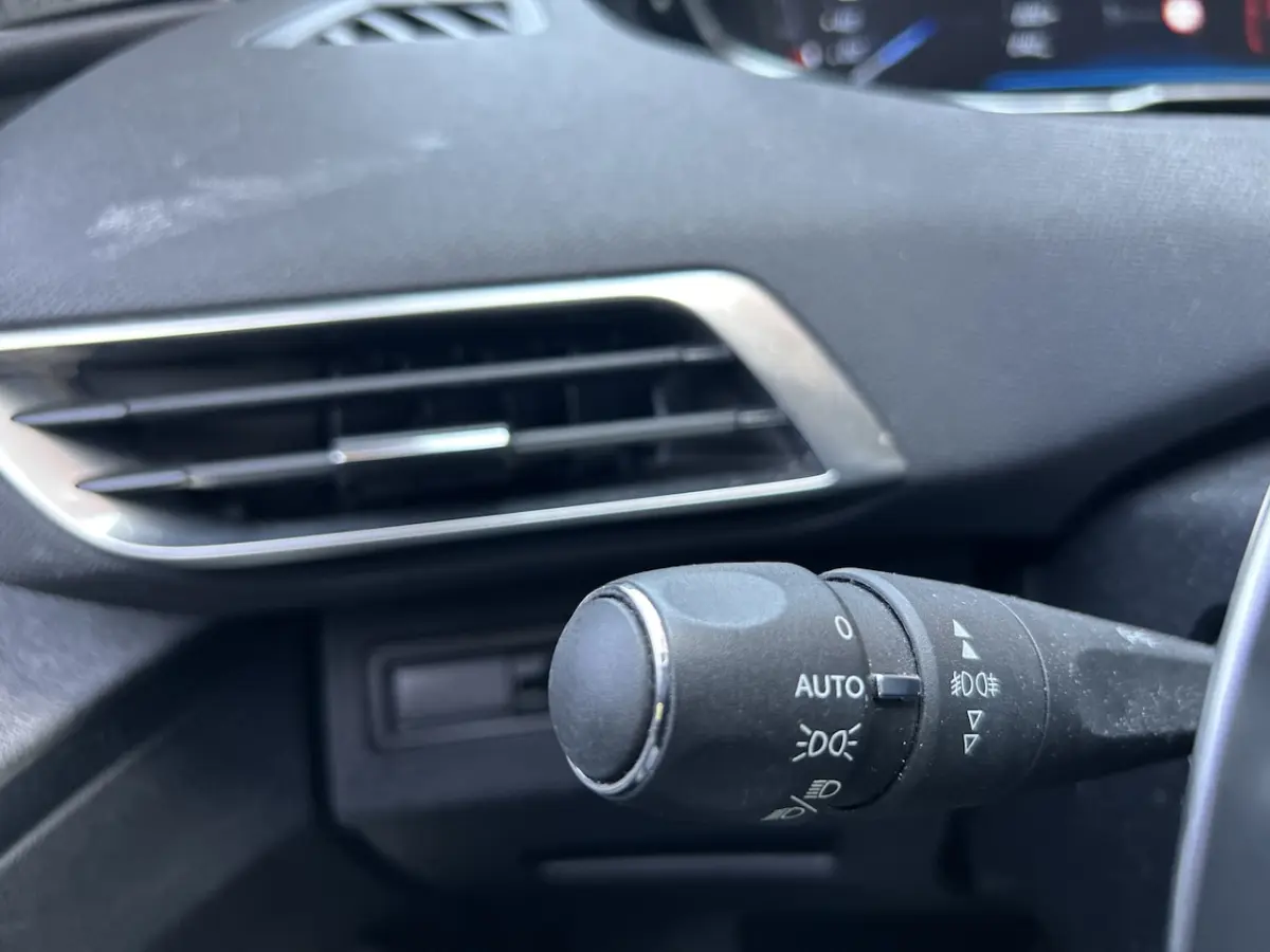 1.2 PureTech PremiÃ¨re // LED // FOCAL AUDIO // HALF-LEDER // APPLE CARPLAY / ANDROID AUTO