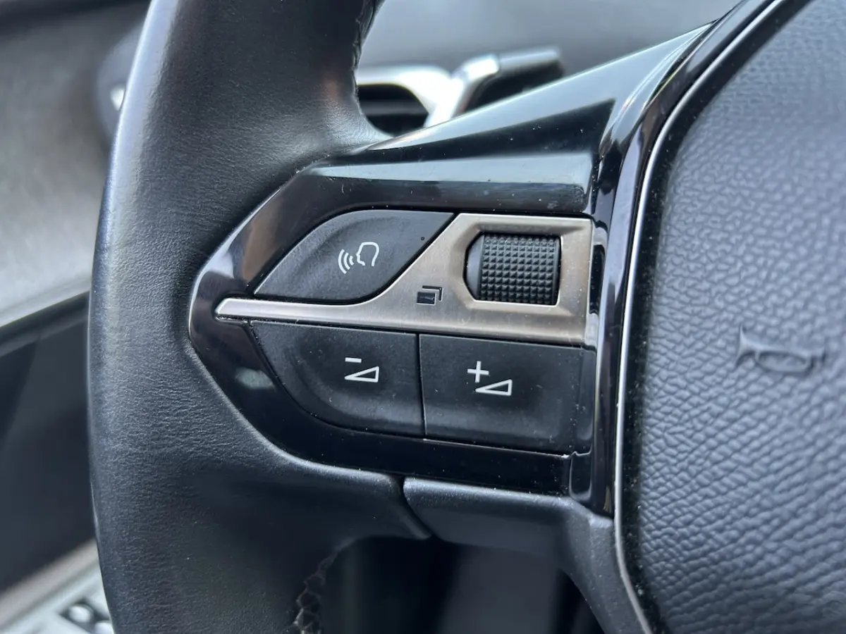 1.2 PureTech PremiÃ¨re // LED // FOCAL AUDIO // HALF-LEDER // APPLE CARPLAY / ANDROID AUTO