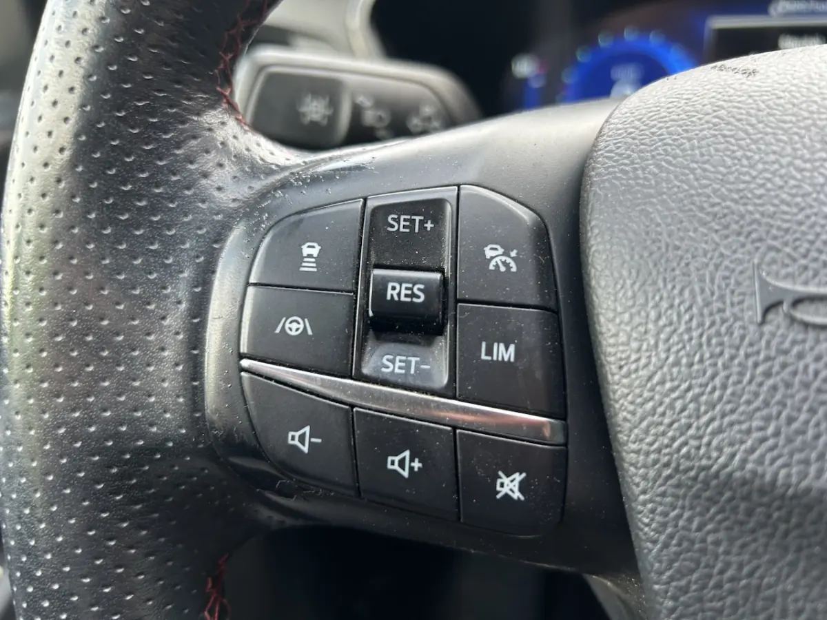 2.5 PHEV ST-Line // LED // ADAPTIVE CRUISE // KEYLESS // CAMERA // NAVI + CARPLAY // DODEH