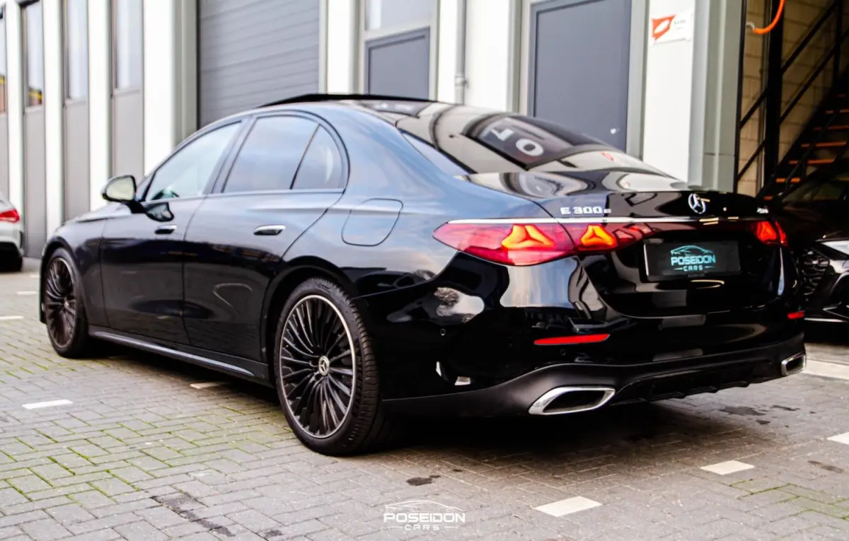300 e 4MATIC AMG | ORIG NL | BTW | PANO | NIGHT | HEAD-UP | 4-WIELBESTURING | MEMORY | STO