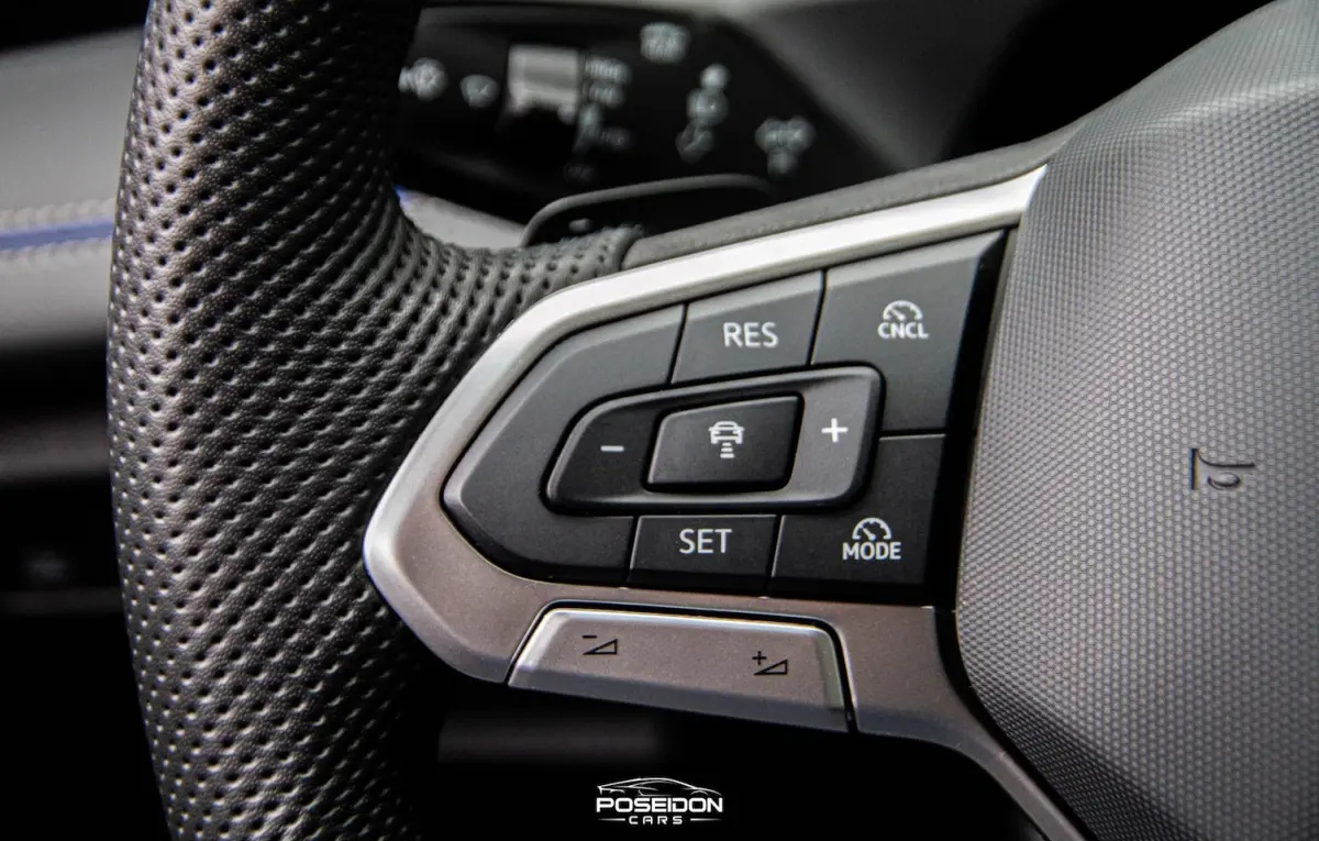1.5 eHybrid R-Line Edition ACC | HEAD-UP | 360 CAMERA | SFEER | BLACK ON BLACK
