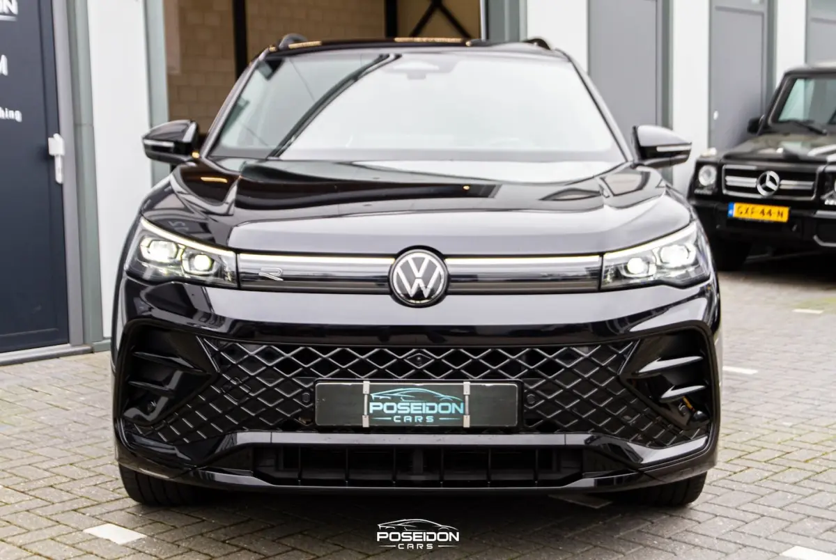 1.5 eHybrid R-Line Edition ACC | HEAD-UP | 360 CAMERA | SFEER | BLACK ON BLACK