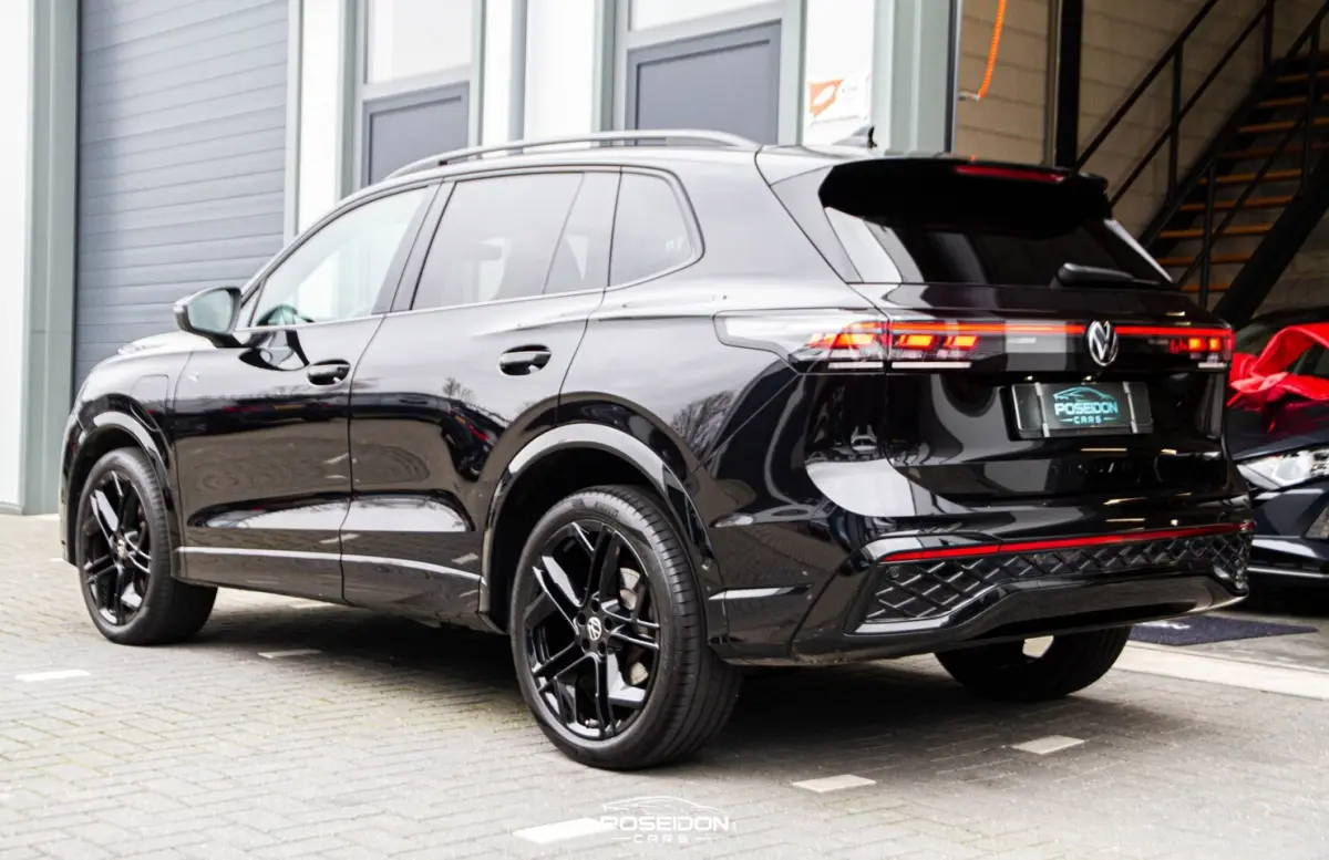 1.5 eHybrid R-Line Edition ACC | HEAD-UP | 360 CAMERA | SFEER | BLACK ON BLACK