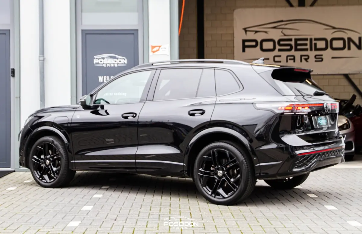 1.5 eHybrid R-Line Edition ACC | HEAD-UP | 360 CAMERA | SFEER | BLACK ON BLACK