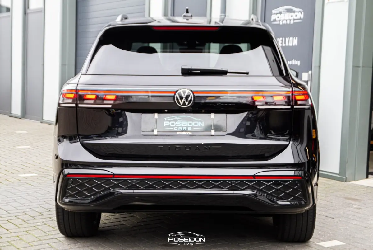 1.5 eHybrid R-Line Edition ACC | HEAD-UP | 360 CAMERA | SFEER | BLACK ON BLACK