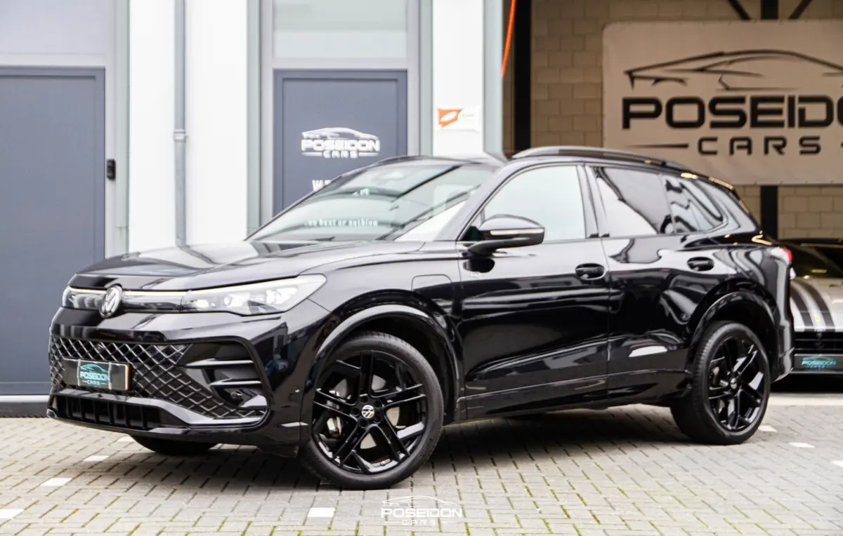 1.5 eHybrid R-Line Edition ACC | HEAD-UP | 360 CAMERA | SFEER | BLACK ON BLACK
