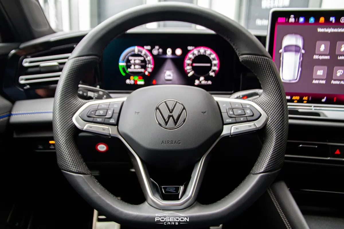 1.5 eHybrid R-Line Edition ACC | HEAD-UP | 360 CAMERA | SFEER | BLACK ON BLACK