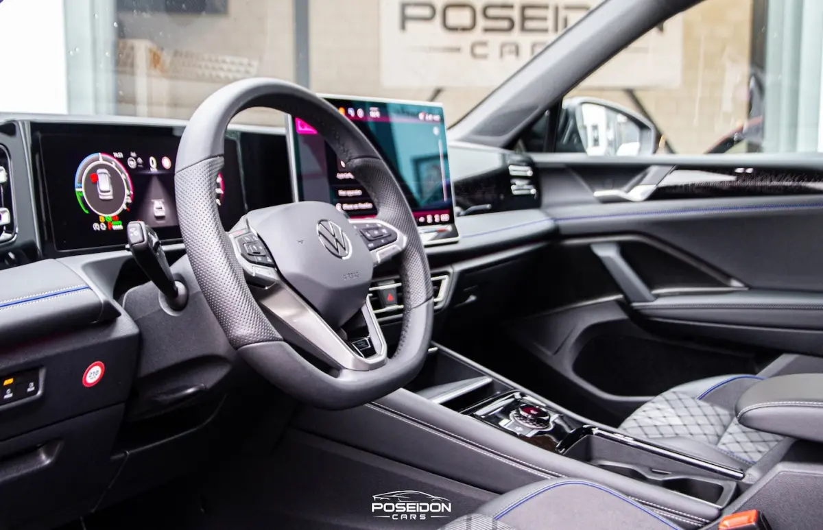 1.5 eHybrid R-Line Edition ACC | HEAD-UP | 360 CAMERA | SFEER | BLACK ON BLACK