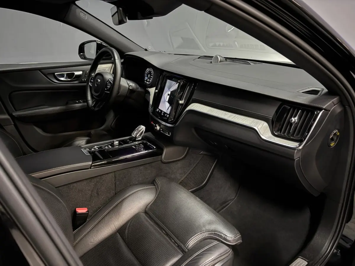 2.0 T8 Twin Engine AWD R-Design 360Â°|HUD|B&W|Trekhaak|Pano