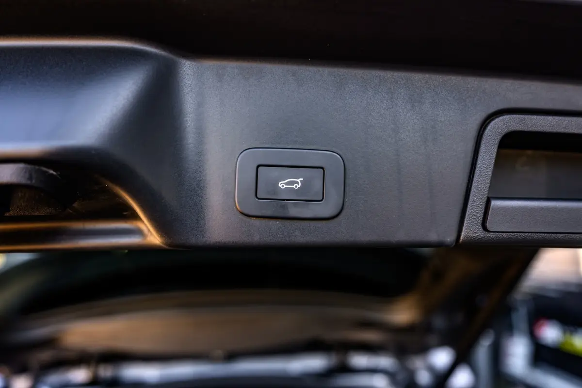 1.5 P300e AWD R-Dynamic HSE