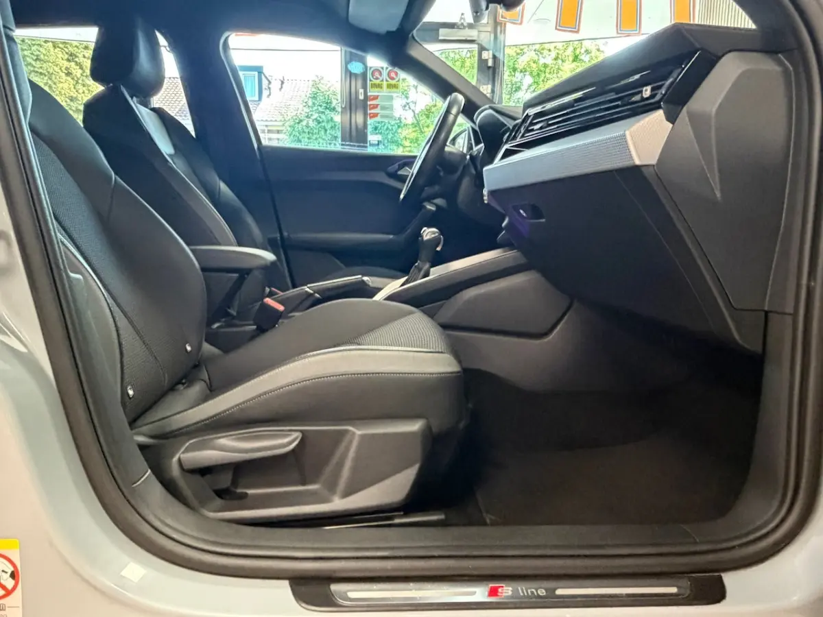 30 TFSI S-Line AUT AMBIANT VERLICHTING APPLE CARPLAY PDC AIRCO KEYLESS-GO STOELVERWARMING