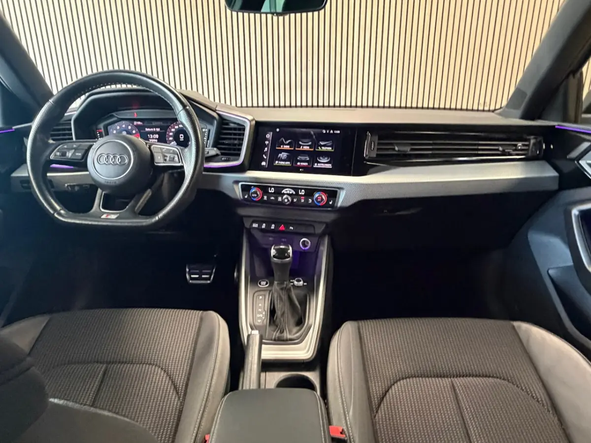 30 TFSI S-Line AUT AMBIANT VERLICHTING APPLE CARPLAY PDC AIRCO KEYLESS-GO STOELVERWARMING