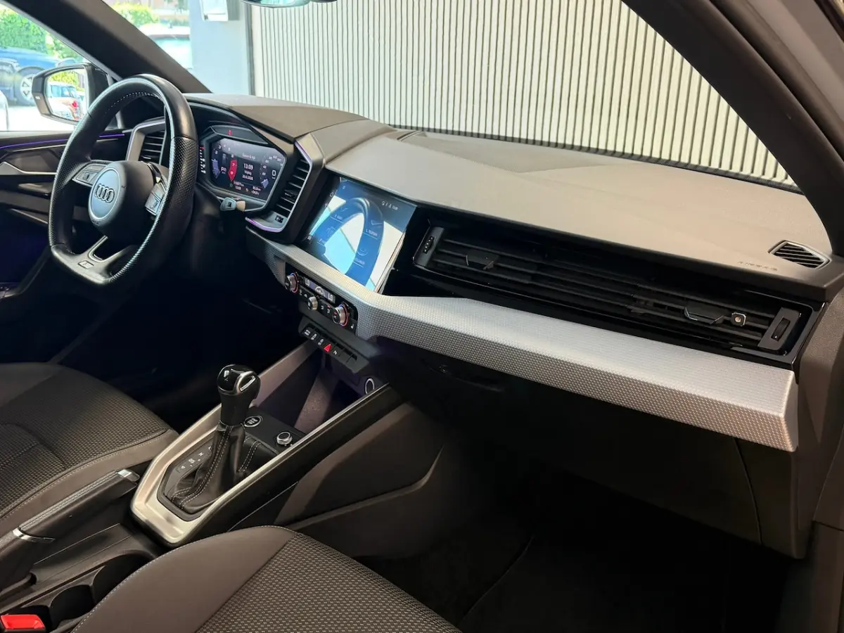 30 TFSI S-Line AUT AMBIANT VERLICHTING APPLE CARPLAY PDC AIRCO KEYLESS-GO STOELVERWARMING