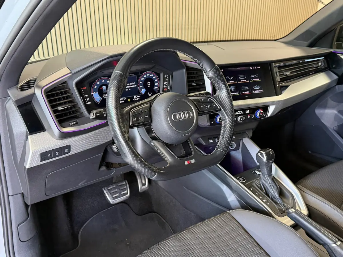 30 TFSI S-Line AUT AMBIANT VERLICHTING APPLE CARPLAY PDC AIRCO KEYLESS-GO STOELVERWARMING