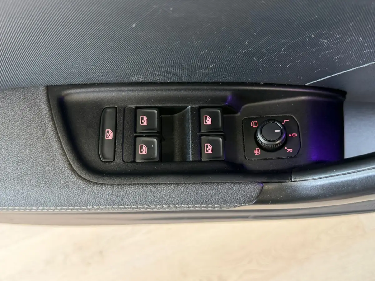 30 TFSI S-Line AUT AMBIANT VERLICHTING APPLE CARPLAY PDC AIRCO KEYLESS-GO STOELVERWARMING