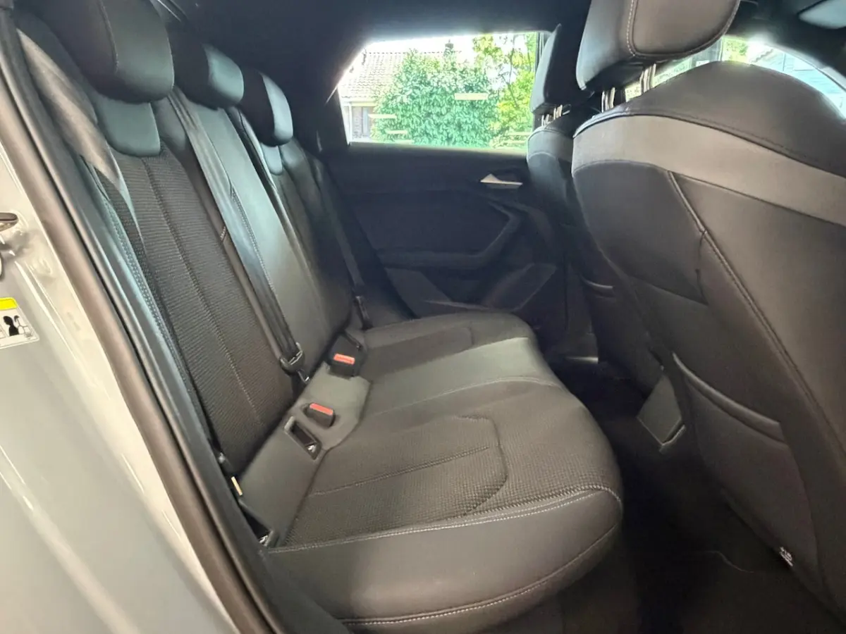 30 TFSI S-Line AUT AMBIANT VERLICHTING APPLE CARPLAY PDC AIRCO KEYLESS-GO STOELVERWARMING