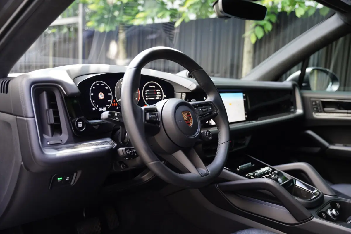 3.0 E-Hybrid Black Edition / Sportdesign Pakket / Sportuilaat