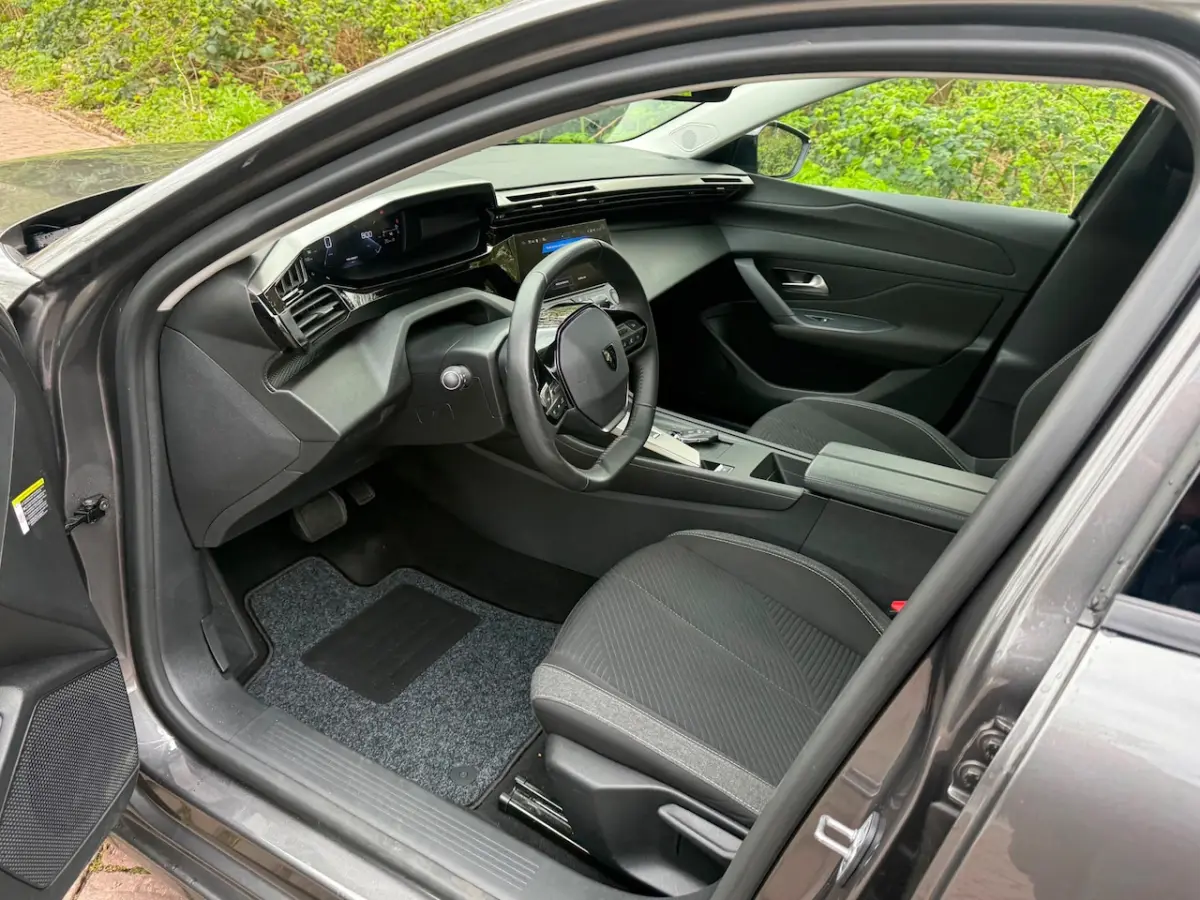 1.2 PureTech Allure 130 PK Aut.1 Eig. 49000 km b.j. 3-2023 led verl. Navi , Carplay
