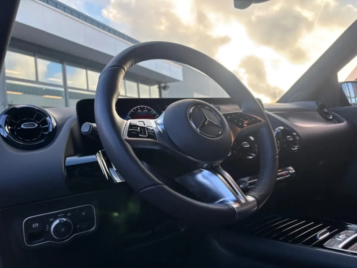 250E AUTOMAAT LUXURY LINE NAVI PDC-CAMRERA STOELVW